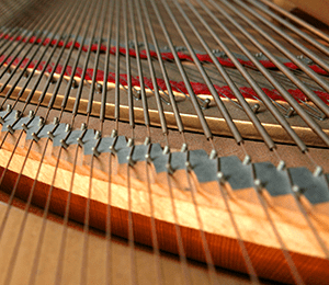 سیم پیانو چگونه صدای موسیقی را تولید می‌کند؟